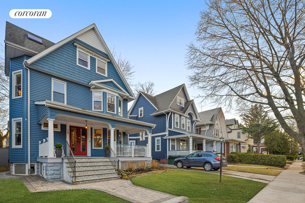 Exterior, Facade, Queen Anne Victorian