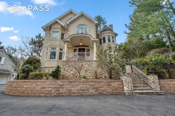 Attached, Exterior, Facade, Queen Anne Victorian