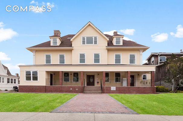 Exterior, Facade, Farmhouse
