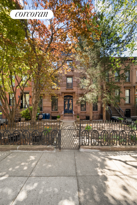 Exterior, Facade, Brownstone