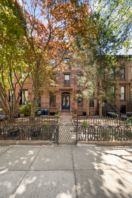 Exterior, Facade, Brownstone
