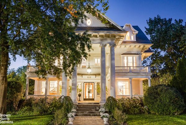 Exterior, Facade, Queen Anne Victorian
