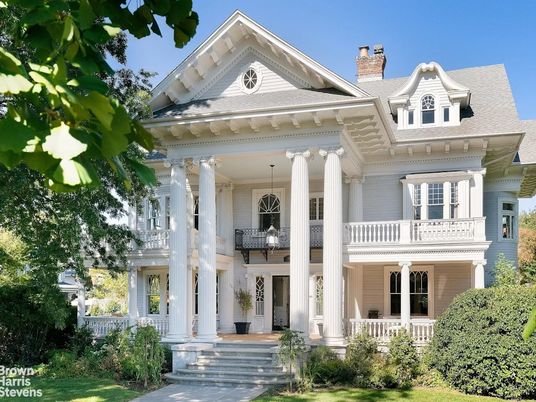 Exterior, Facade, Queen Anne Victorian