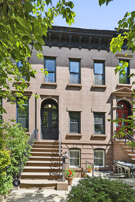 Exterior, Facade, Brownstone
