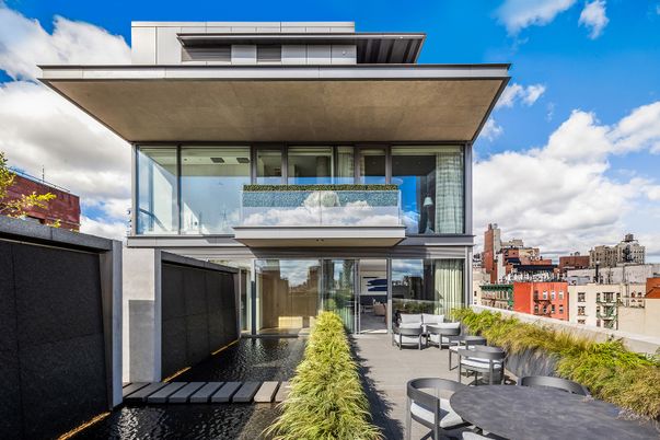 Exterior, Facade, Modern