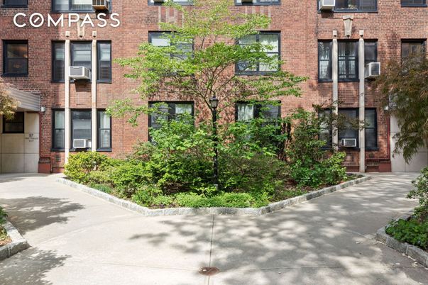 Exterior, Facade, Brick Facade, Rowhouse