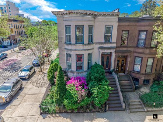 Exterior, Facade, Brownstone