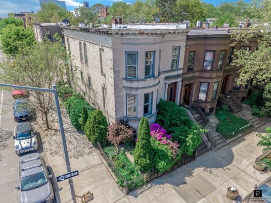 Exterior, Facade, Brownstone