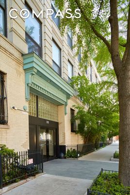Exterior, Facade, Rowhouse