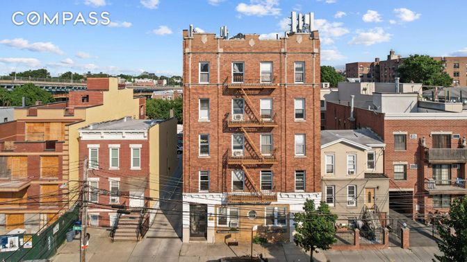 Exterior, Facade, Brick Facade, Rowhouse