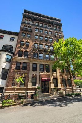 Exterior, Facade, Brick Facade, Chicago School