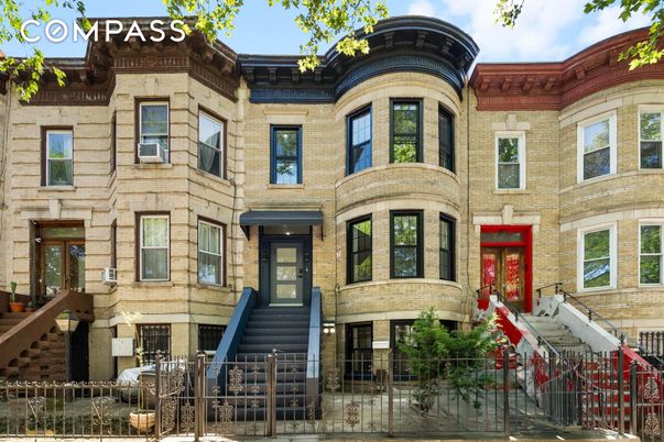 Exterior, Facade, Rowhouse