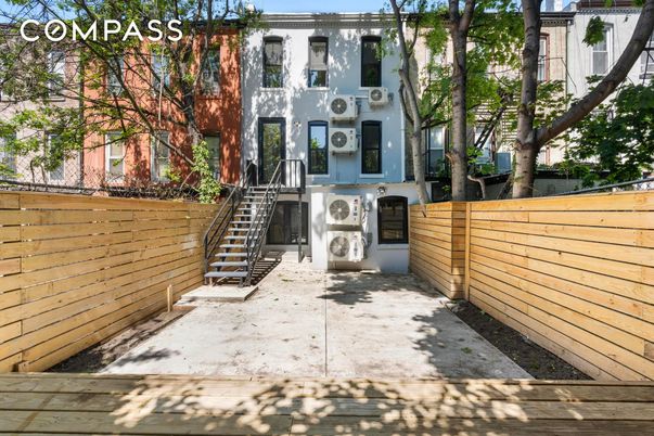 Exterior, Facade, Rowhouse