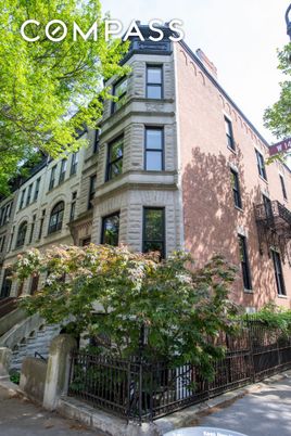 Exterior, Facade, Rowhouse