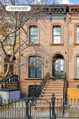 Exterior, Facade, Brownstone