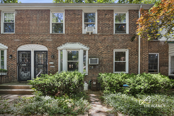 Exterior, Facade, Brick Facade, Georgian
