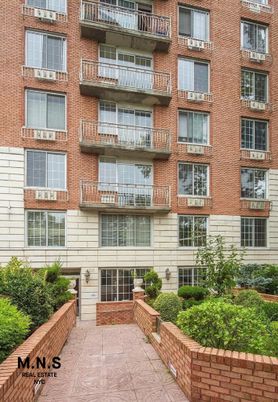 Exterior, Facade, Brick Facade, Rowhouse