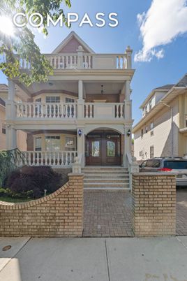 Exterior, Facade, Queen Anne Victorian