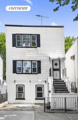 Exterior, Facade, Rowhouse