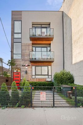 Exterior, Facade, Modern