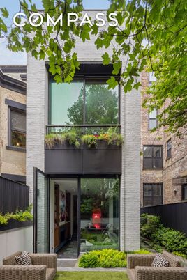Exterior, Facade, Brick Facade, Rowhouse