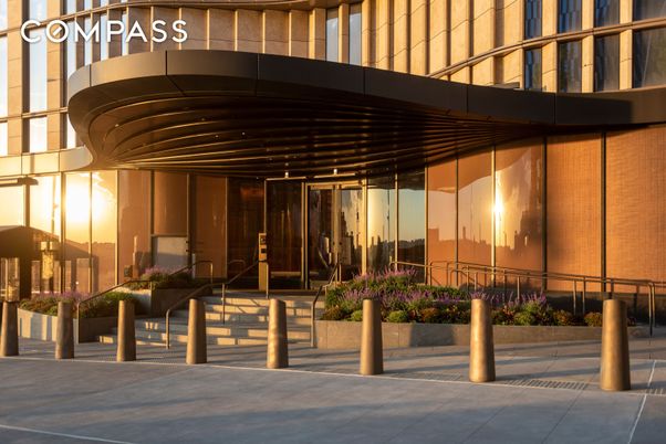 Exterior, Facade, Modern