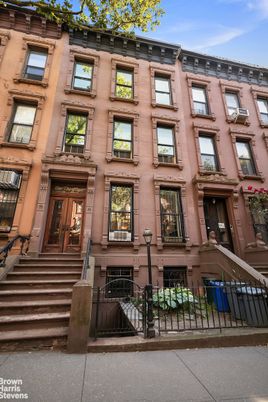 Exterior, Facade, Brownstone