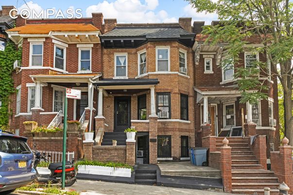 Exterior, Facade, Brick Facade, Rowhouse