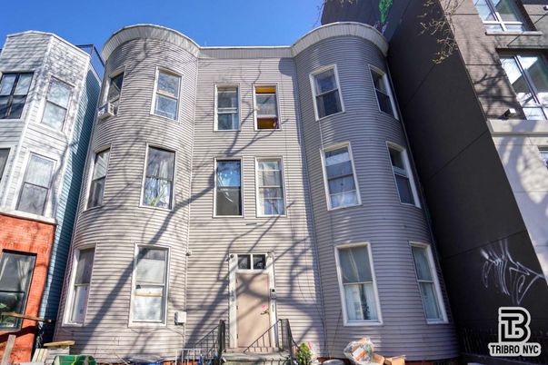 Exterior, Facade, Rowhouse