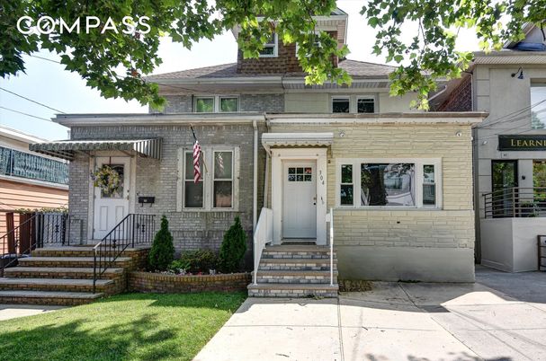 Exterior, Facade, American Foursquare