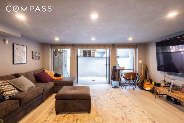 Fitness Equipment, Interior, Living room, Recessed Lighting, Wood Texture Flooring