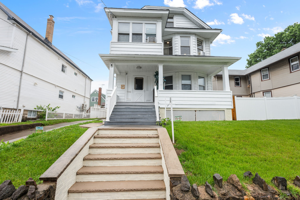 Exterior, Facade, American Foursquare