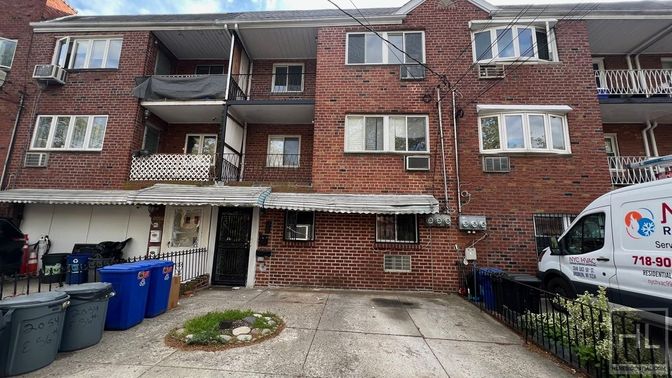 Exterior, Facade, Brick Facade, Rowhouse