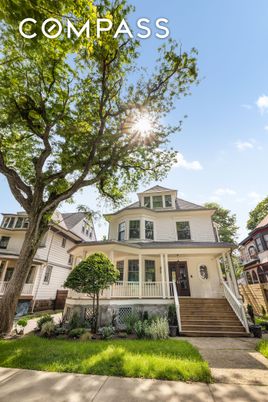 Exterior, Facade, Queen Anne Victorian