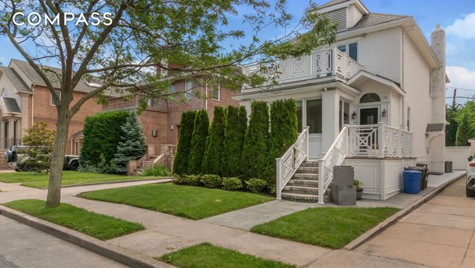 Exterior, Facade, Rowhouse
