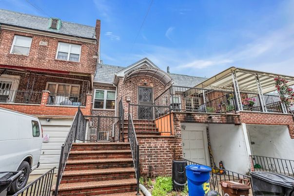 Exterior, Facade, Brick Facade, Rowhouse