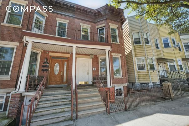 Exterior, Facade, Brick Facade, Rowhouse