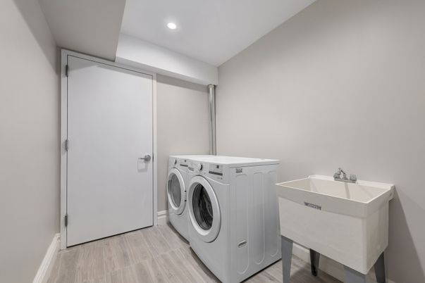 Interior, Recessed Lighting, Washer, Wood Texture Flooring