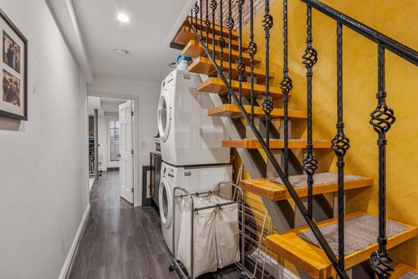 Interior, Recessed Lighting, Washer, Wood Texture Flooring