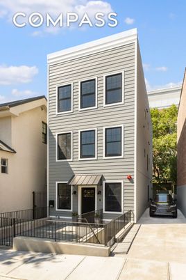 Exterior, Facade, Rowhouse