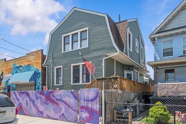 Exterior, Facade, Queen Anne Victorian