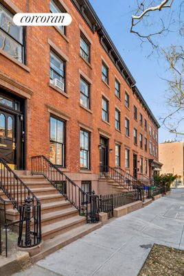 Exterior, Facade, Brick Facade, Chicago School
