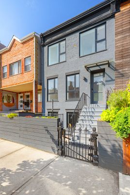 Exterior, Facade, Rowhouse