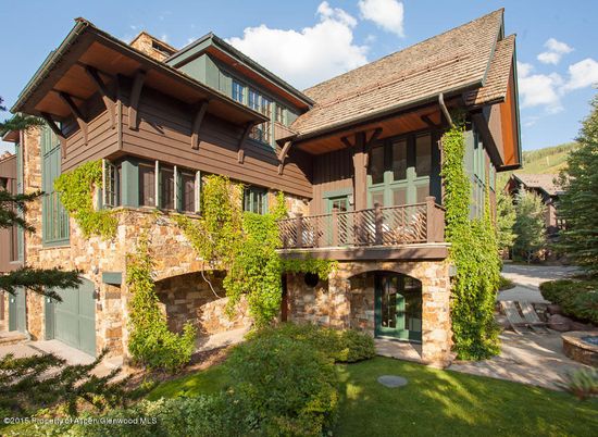 Exterior, Facade, Log Home