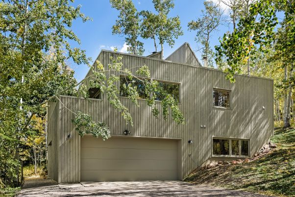 Attached, Exterior, Facade, None