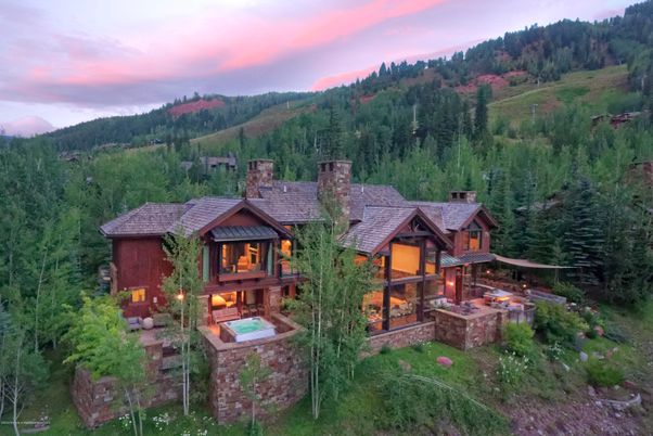 Exterior, Facade, Log Home