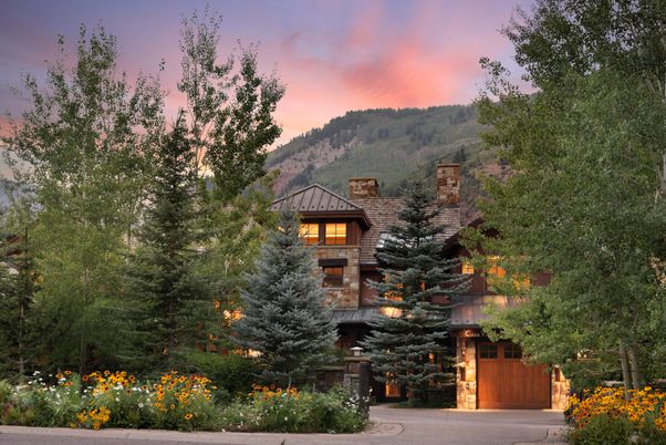 Exterior, Facade, Log Home
