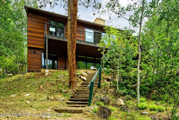 Exterior, Facade, Log Home