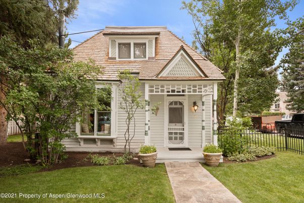 Exterior, Facade, Queen Anne Victorian