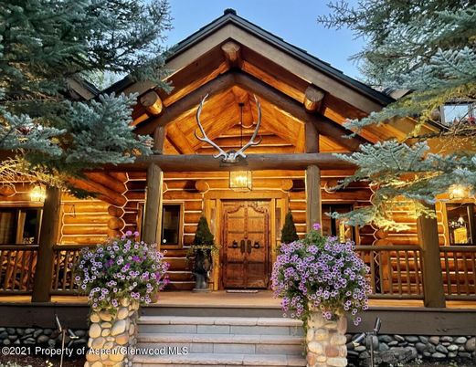 Exterior, Facade, Log Home